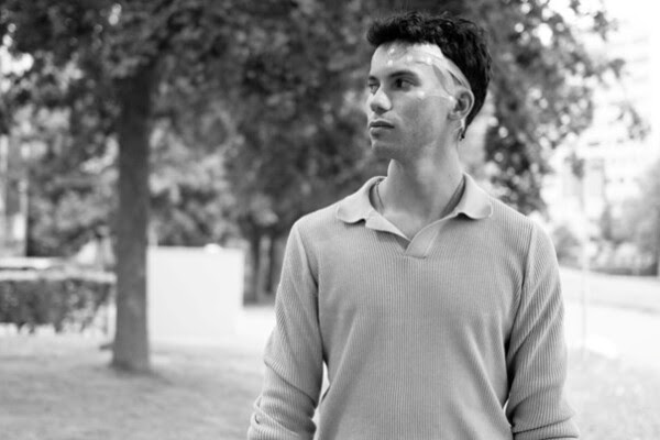 Iemand gebruikt Zander Labs hersenactiviteit gadget.