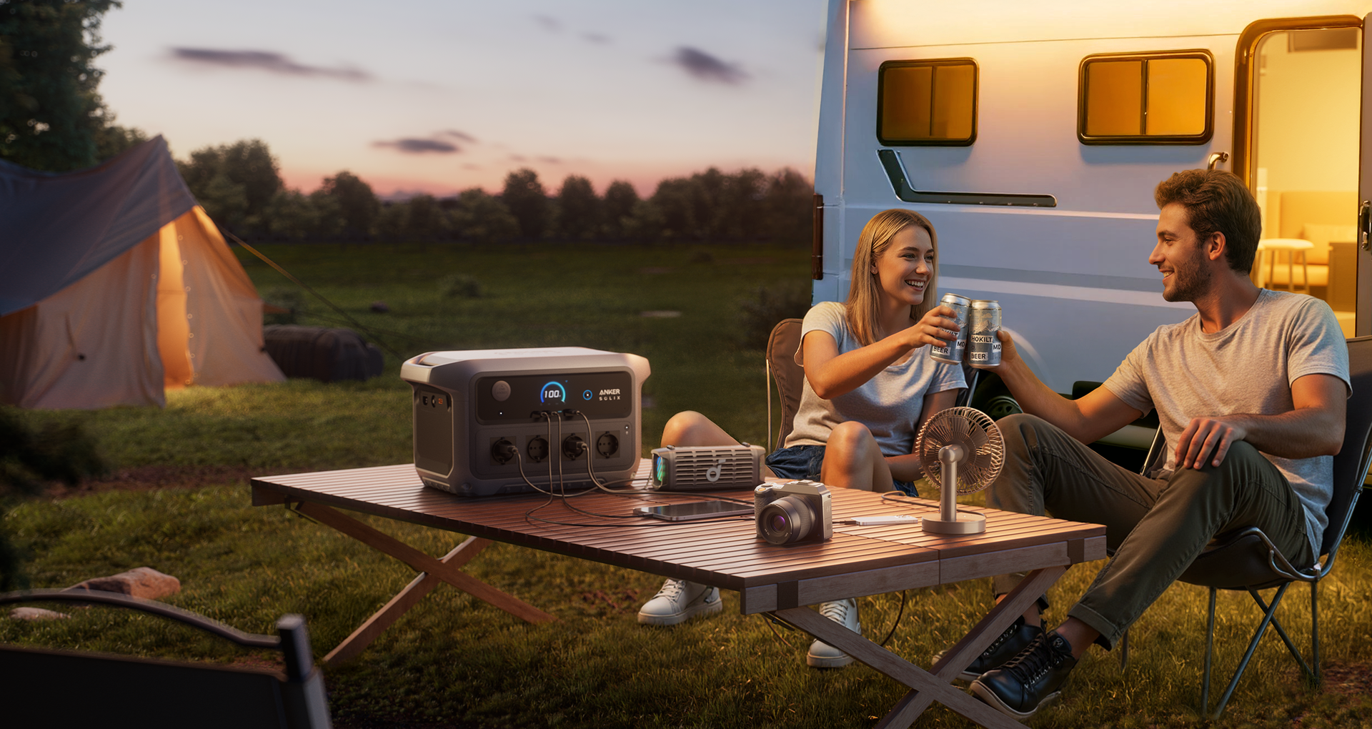 Twee mnensen zitten bij een camper en de Anker Solix