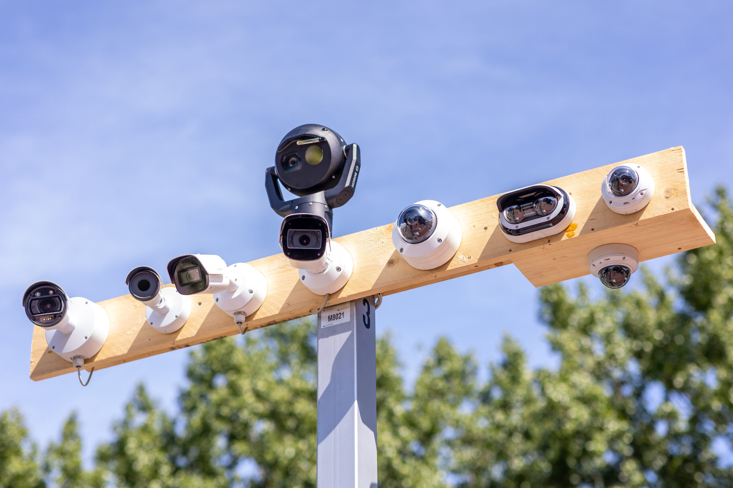 Beveiligingscamera's overal op een rij.