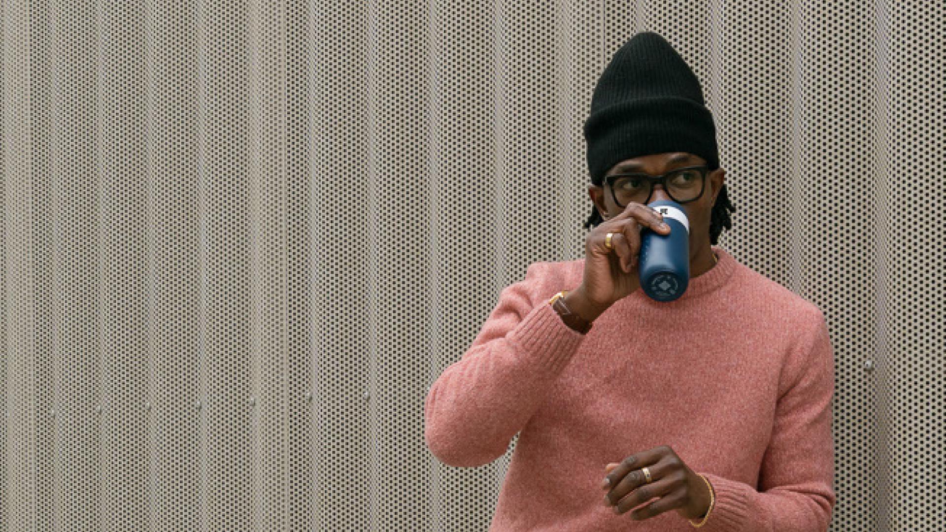 Dopper Travel Mug in gebruik door een man.