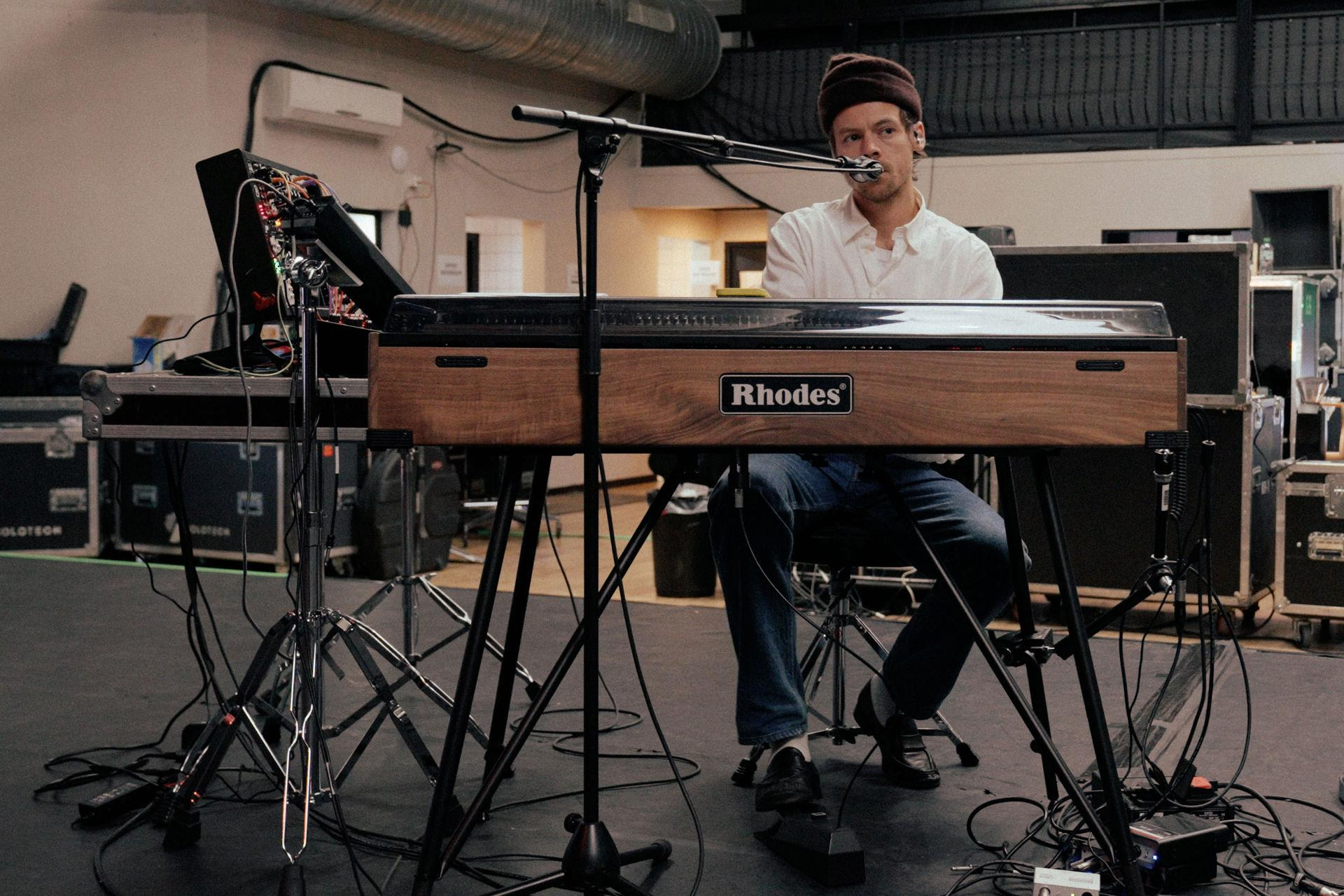 Harry Styles achter een keyboard