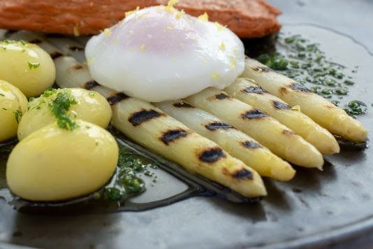 Hongerrr! Witte asperge ruilt ham-ei-boter in voor de grill