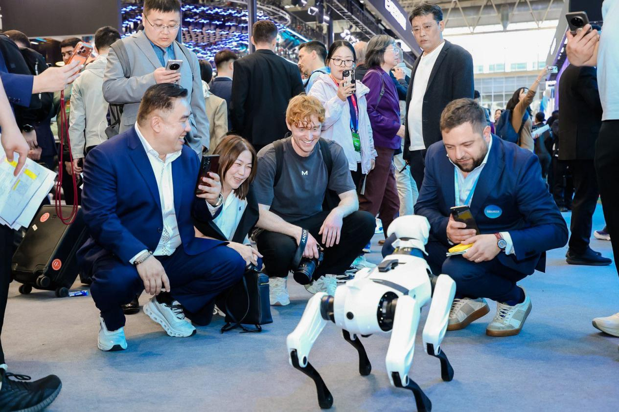 Een bukkende AiMOGA robot`