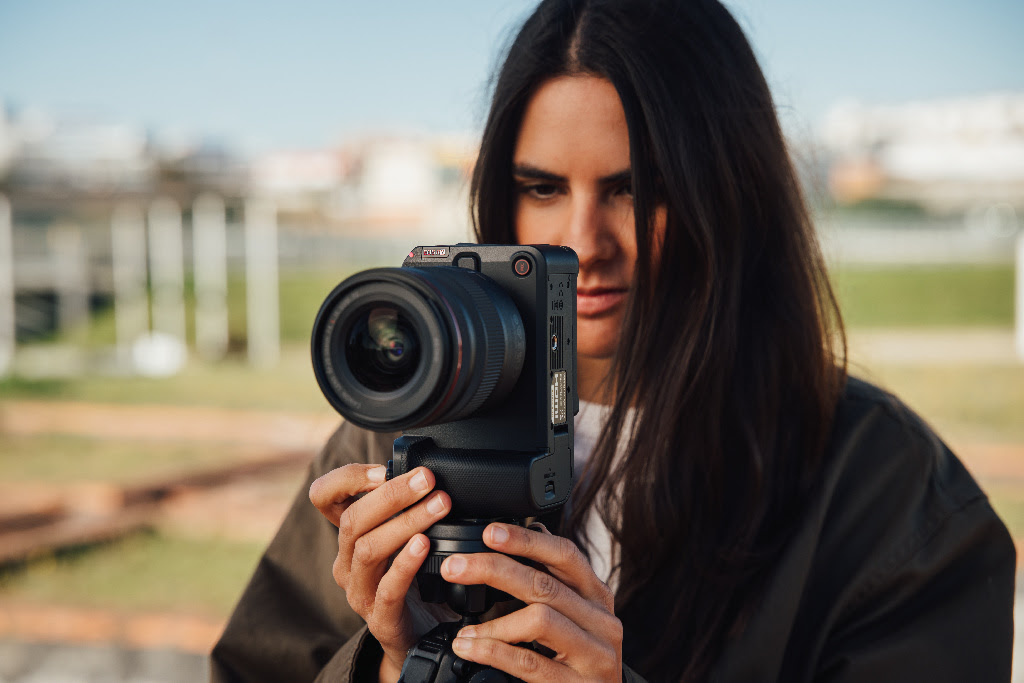 Een vrouw gebruikt de Canon EOS R6 V.