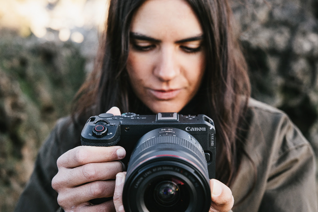Een vrouw kijkt naar de EOS C7