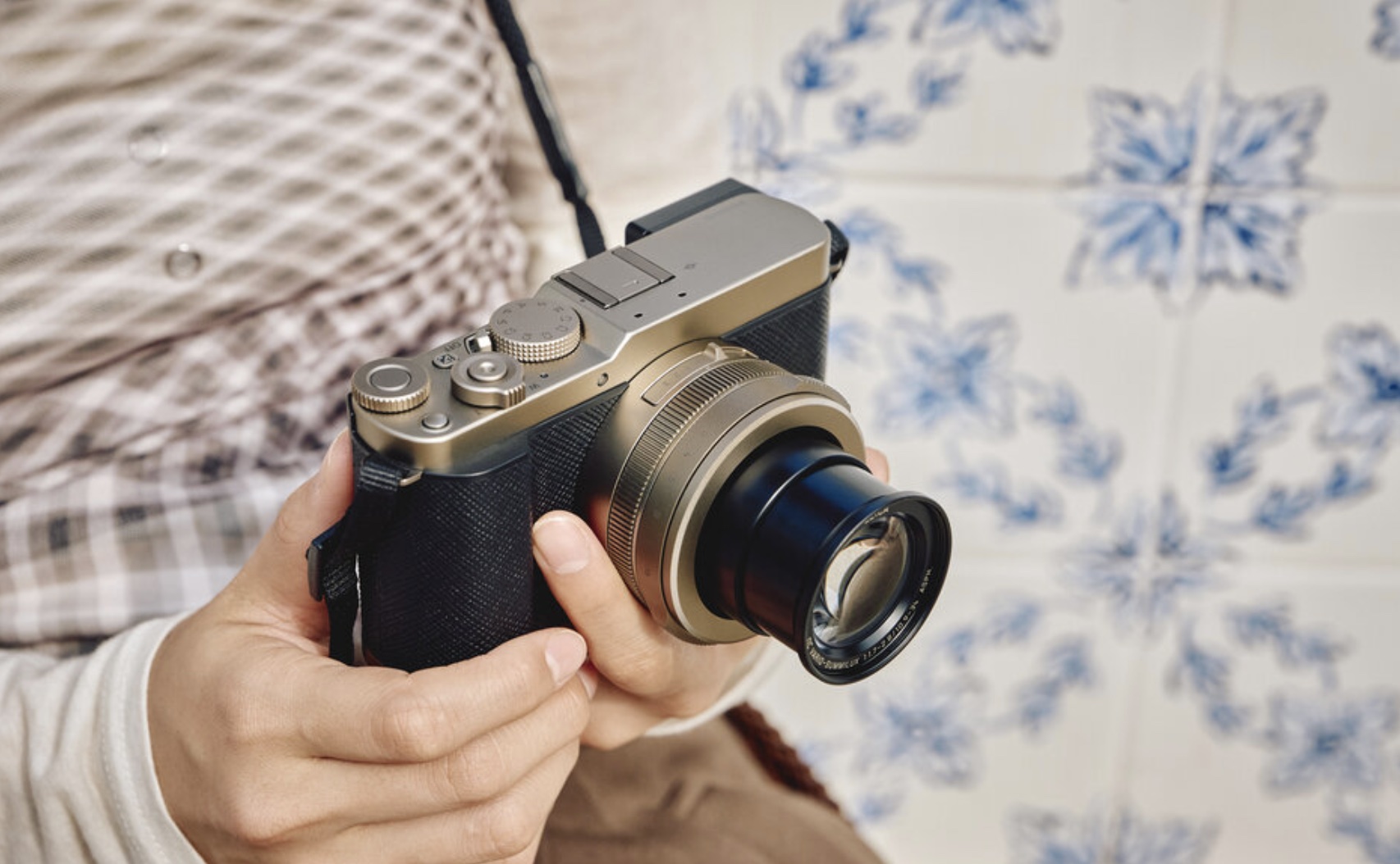 Iemand houdt de Panasonic DMC-L10 vast