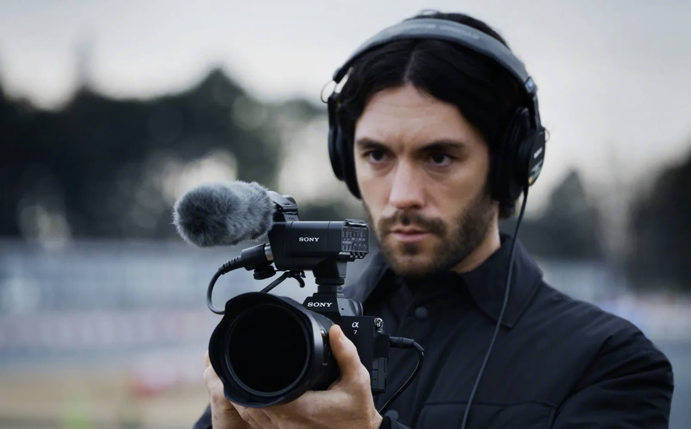 Alpha 7R VI gebruikt als videocamera. Een man heeft hem vast.