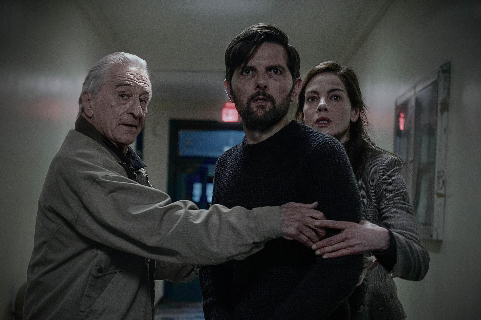 Still uit The Whisper Man met Adam Scott en Robert de Niro