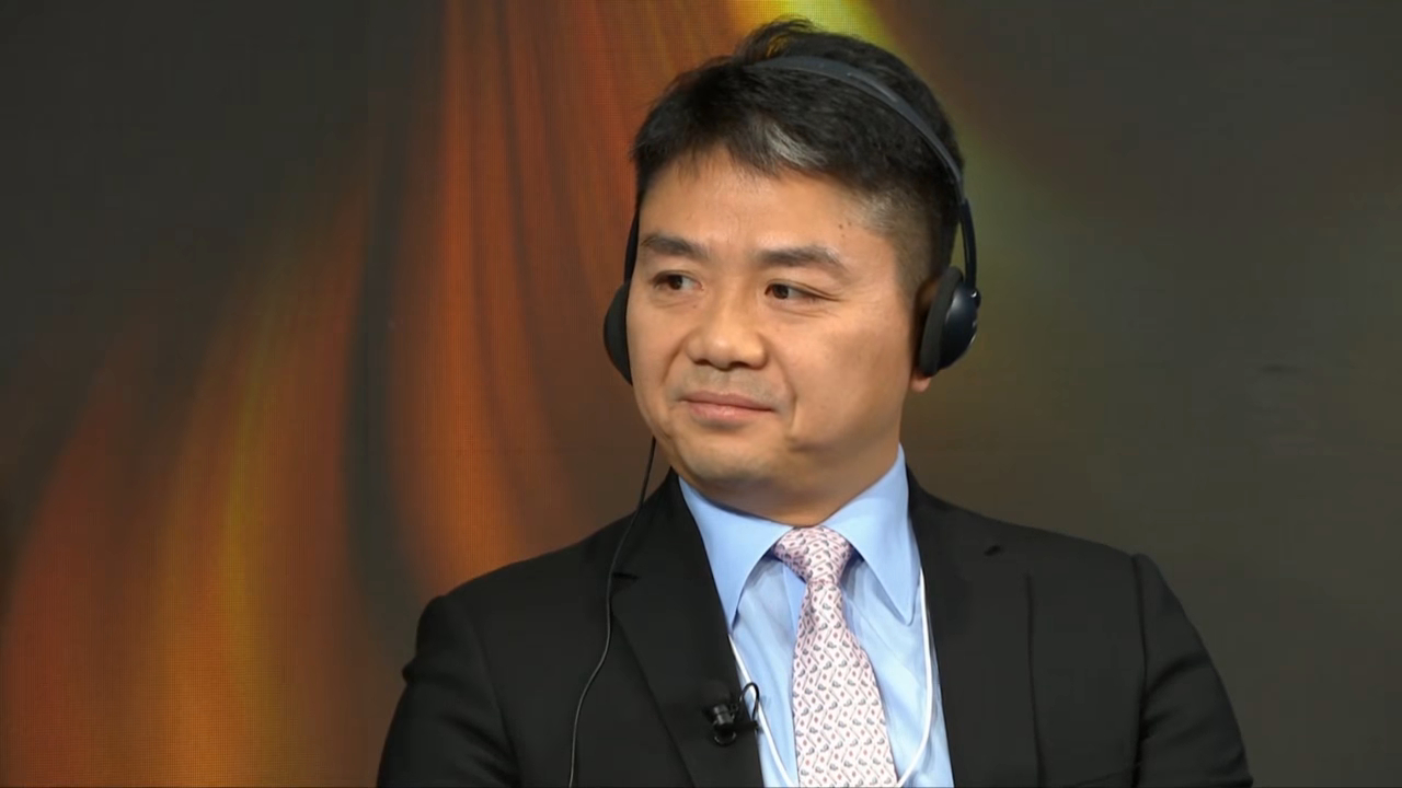Richard Liu Qiangdong met een vertaal headphone op.