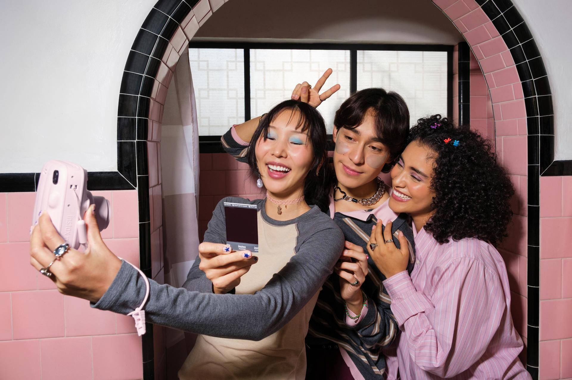 Instax Mini wordt gebruikt door een groepje jonge mensen