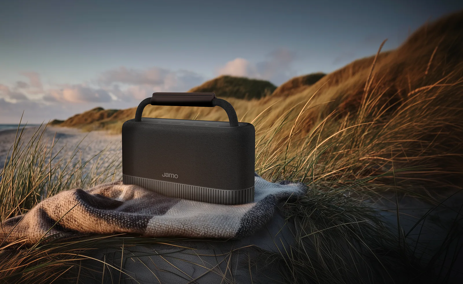 Lifestyle foto van nieuwe speaker van Jamo. Hij staat op een berg.