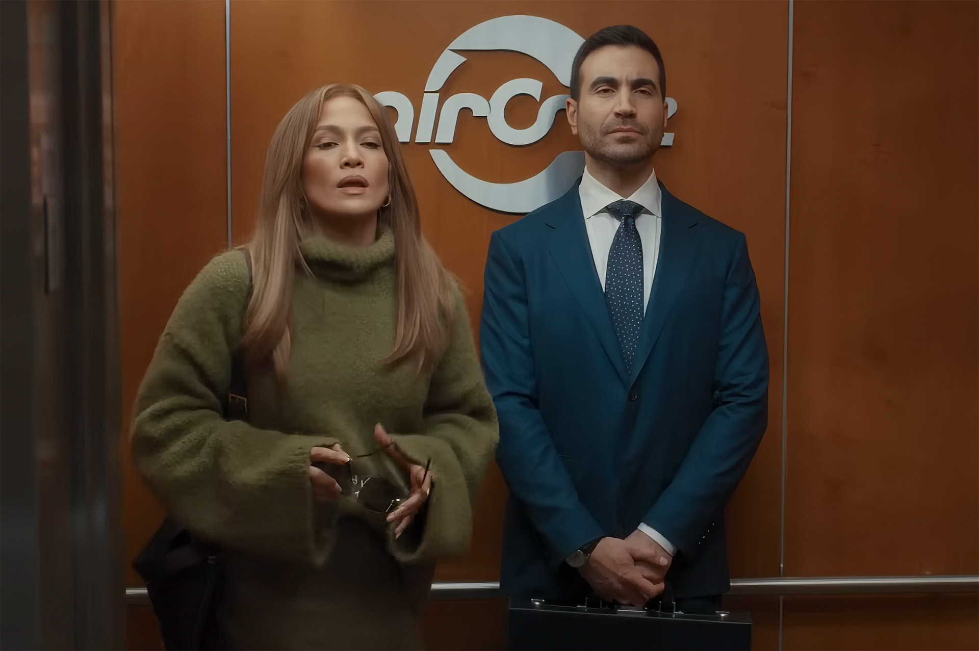 Een liftscene in Office Romance.