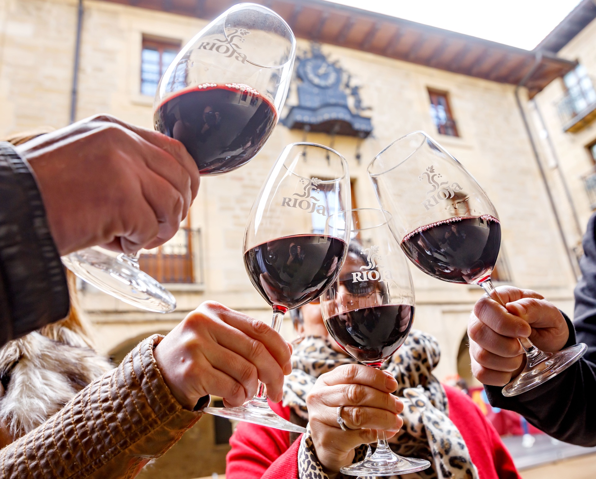 Glazen met rioja. er wordt getoast.