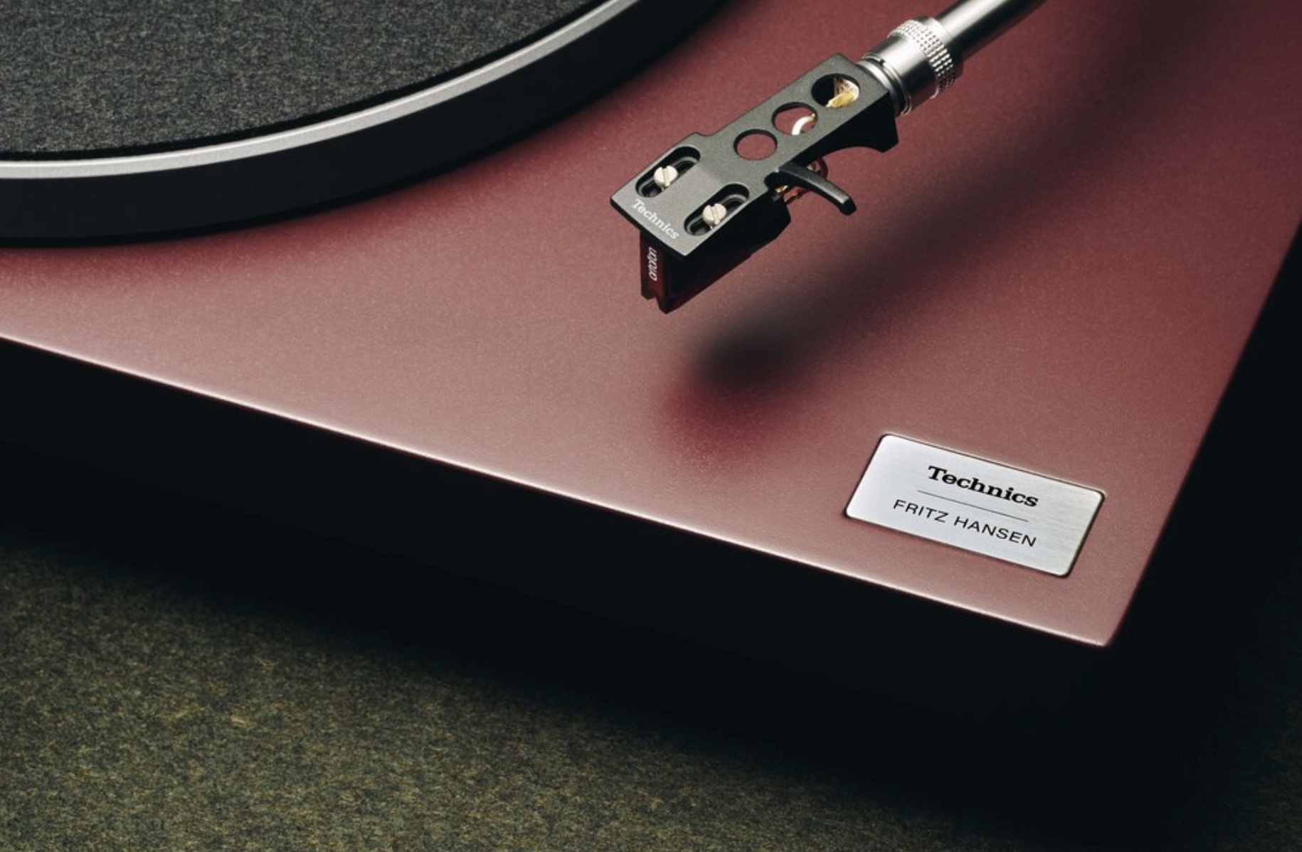 Technics x Fritz Hansen in het rood