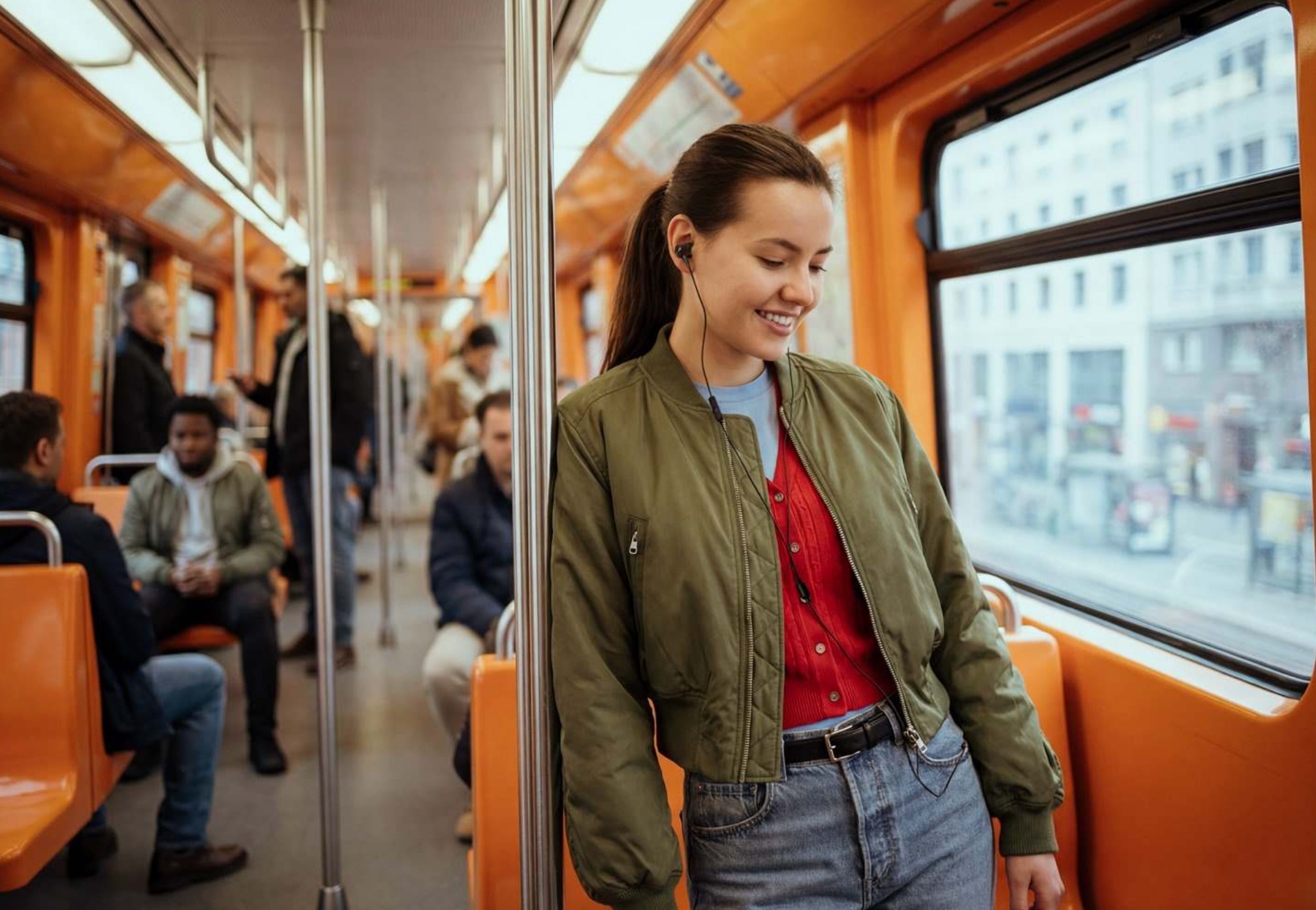 Teufel Move 2 in gebruik door een vrouw in een metro